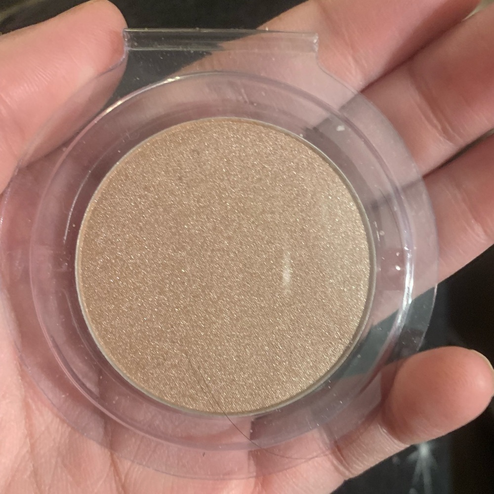 2/$15 Lottie London “The Good Girl” Highlighter pan